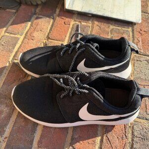 Share Nike Roshe One Womens Size 10 Black & White Running Shoes Sneakers 844994-